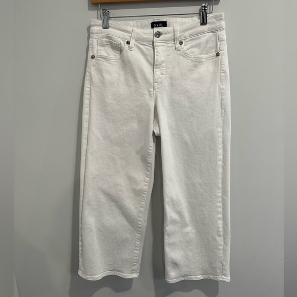 NYDJ. WOMEN. KNEE. PANTS. White Size 4 - Picture 1 of 8